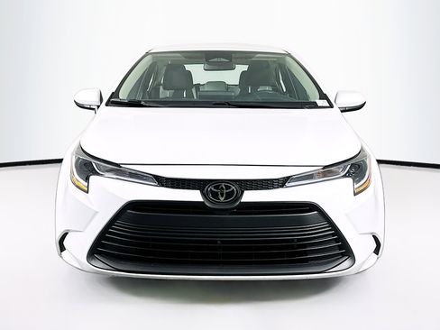 Used 2025 Toyota Corolla LE image 2