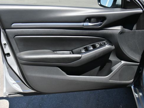 Used 2023 Nissan Altima 2.5 SV FWD image 13