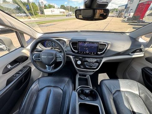 Used 2022 Chrysler Pacifica Touring-L w/ Uconnect Theater Family Group FWD image 18
