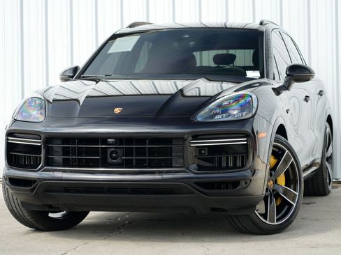 Used 2021 Porsche Cayenne Turbo S image 3