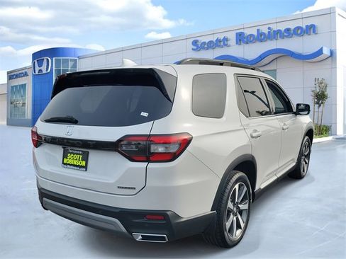 Certified 2024 Honda Pilot Touring image 4
