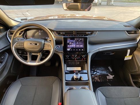 New 2025 Jeep Grand Cherokee L Altitude image 15