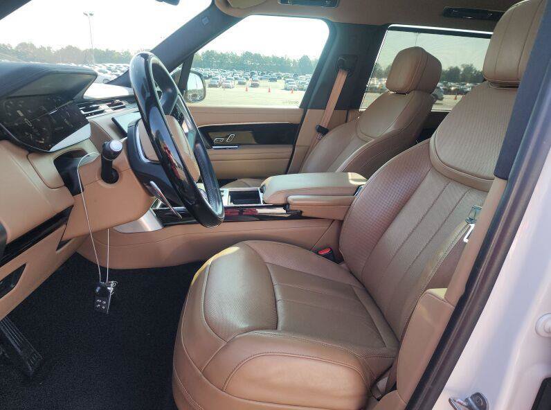 Used 2023 Land Rover Range Rover Long Wheelbase SE AWD/4WD image 5