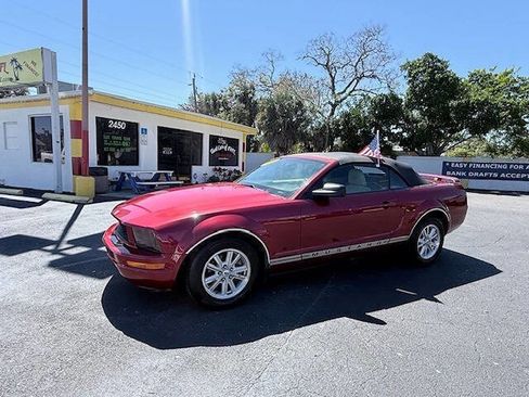 Used 2006 Ford Mustang Convertible image 2