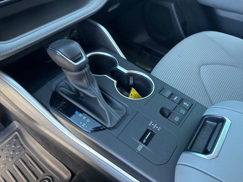 Used 2024 Toyota Highlander LE image 29