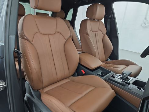 Used 2025 Audi Q5 e Premium Plus w/ Premium Plus Package image 10