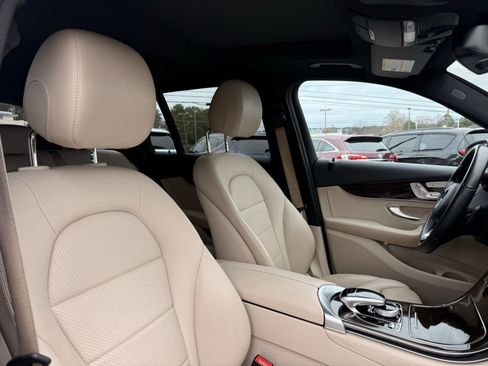 Used 2017 Mercedes-Benz GLC 300 4MATIC image 32