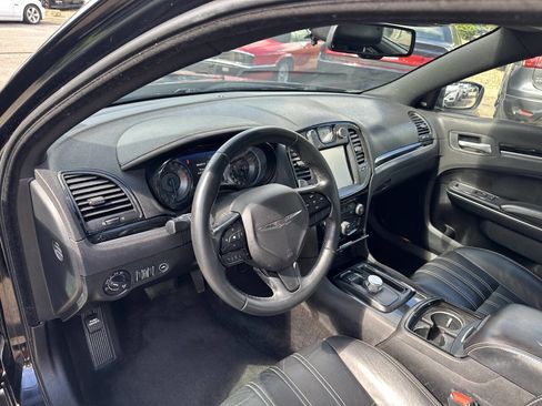Used 2018 Chrysler 300 S image 15