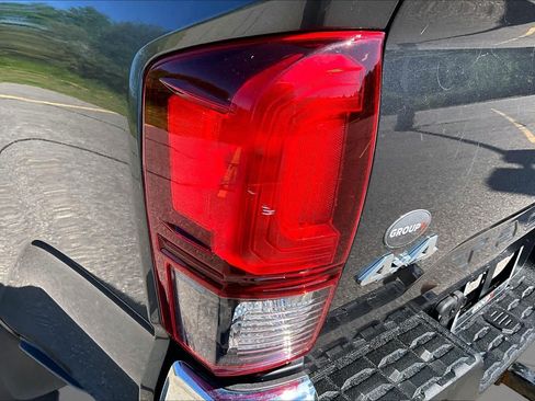 Used 2019 Toyota Tacoma SR5 AWD/4WD image 28