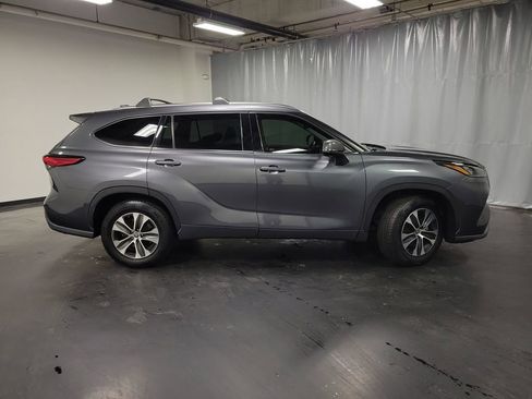 Used 2020 Toyota Highlander XLE image 9