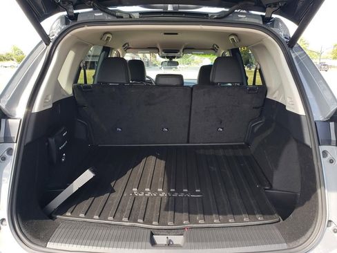 Certified 2025 Nissan Rogue SV image 7