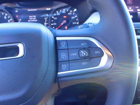 Used 2023 Jeep Compass Limited w/ Sun and Sound Group AWD/4WD image 18