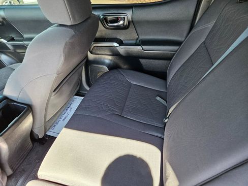 Used 2016 Toyota Tacoma TRD Sport w/ Towing Package image 18