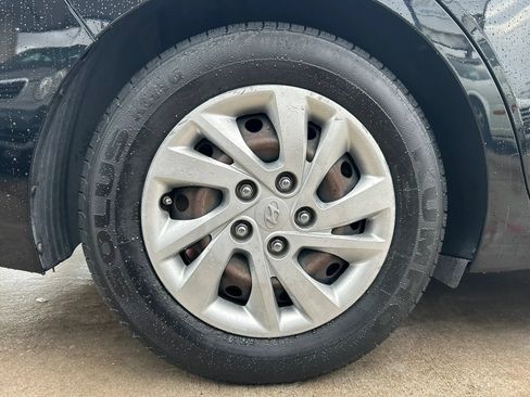 Used 2017 Hyundai Elantra SE FWD image 25