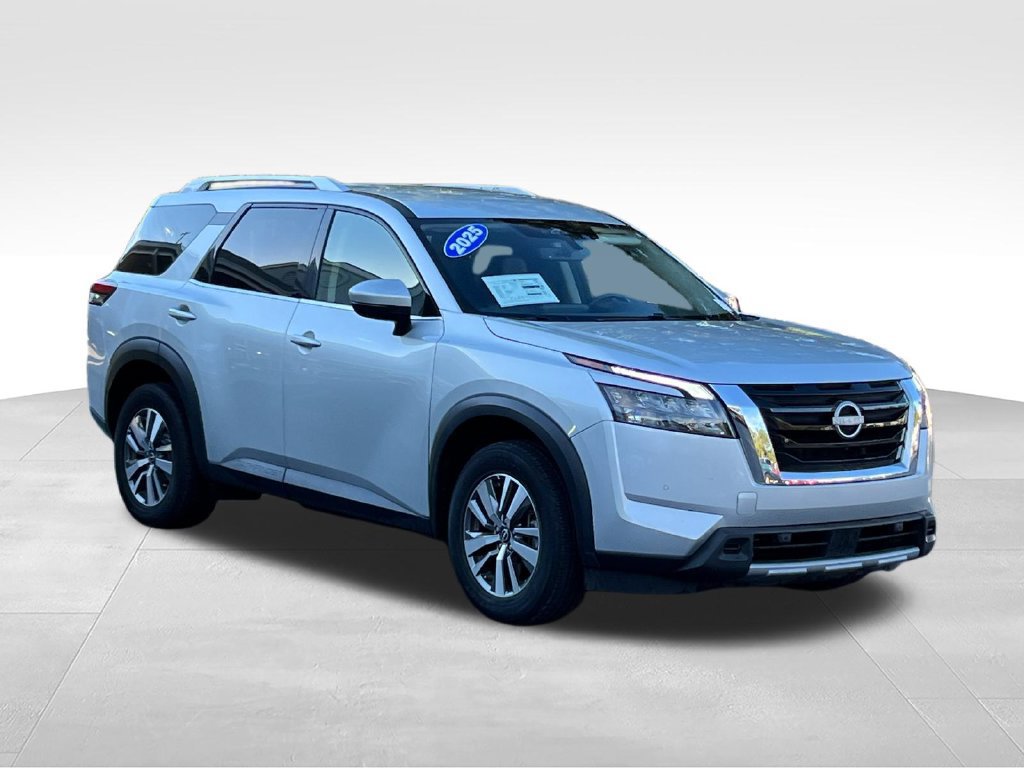 Used 2025 Nissan Pathfinder SL FWD image 3