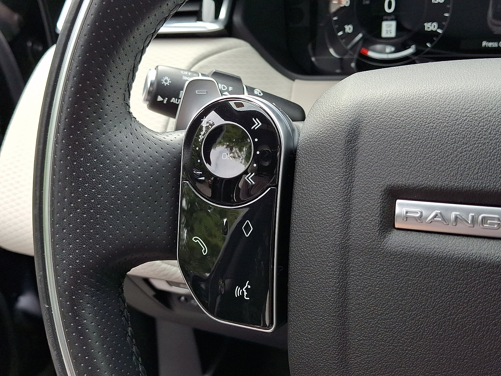 Used 2019 Land Rover Range Rover Velar R-Dynamic SE AWD/4WD image 19