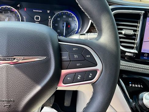 Used 2023 Chrysler Pacifica Limited FWD image 19