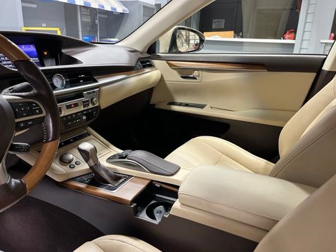 Used 2017 Lexus ES 300h w/ Luxury Package FWD image 19