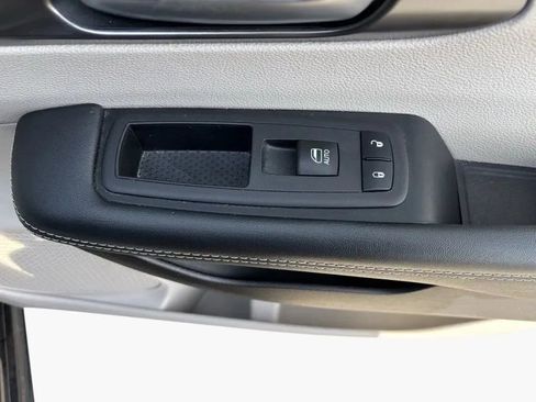 Used 2024 Chrysler Pacifica Touring-L FWD image 28