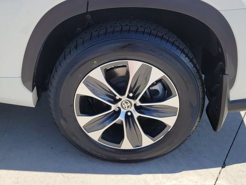 Used 2020 Toyota Highlander XLE AWD/4WD image 15