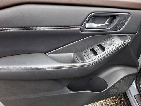 Used 2023 Nissan Rogue SL w/ SL Premium Package image 13