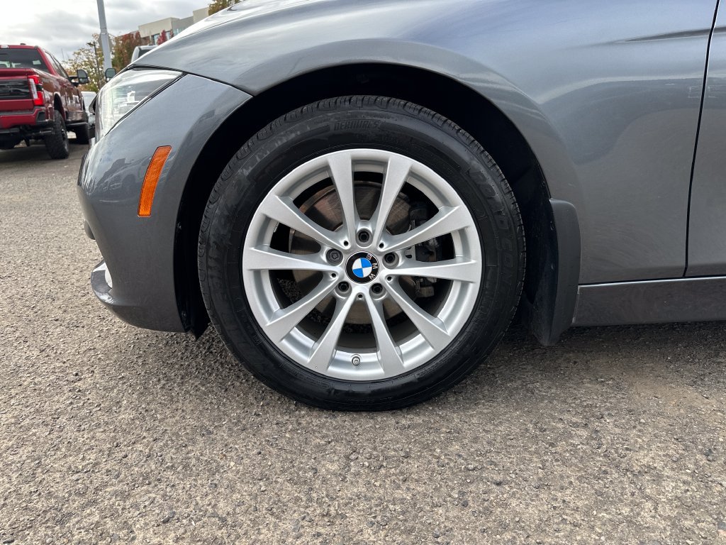 Used 2018 BMW 320i xDrive Sedan AWD/4WD image 11