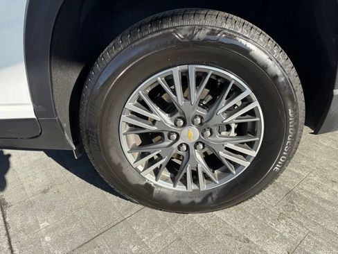 Used 2025 Chevrolet Traverse LT image 4