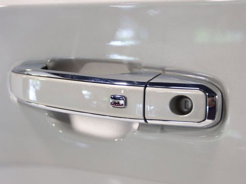 Used 2023 GMC Yukon XL SLT w/ SLT Premium Package AWD/4WD image 88