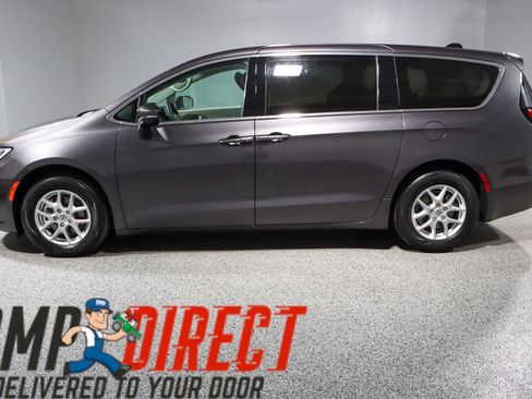 Used 2023 Chrysler Pacifica Touring-L image 10