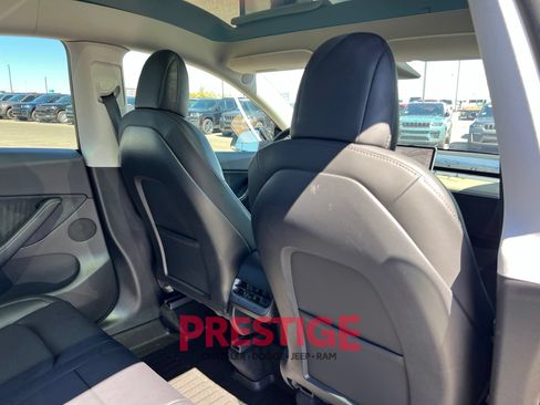 Used 2022 Tesla Model Y Long Range AWD/4WD image 21