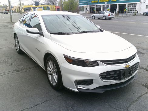 Used 2017 Chevrolet Malibu LT w/ Driver Confidence Package FWD image 9