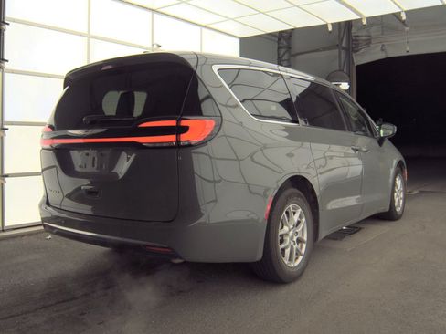 Used 2024 Chrysler Pacifica Touring-L FWD image 4