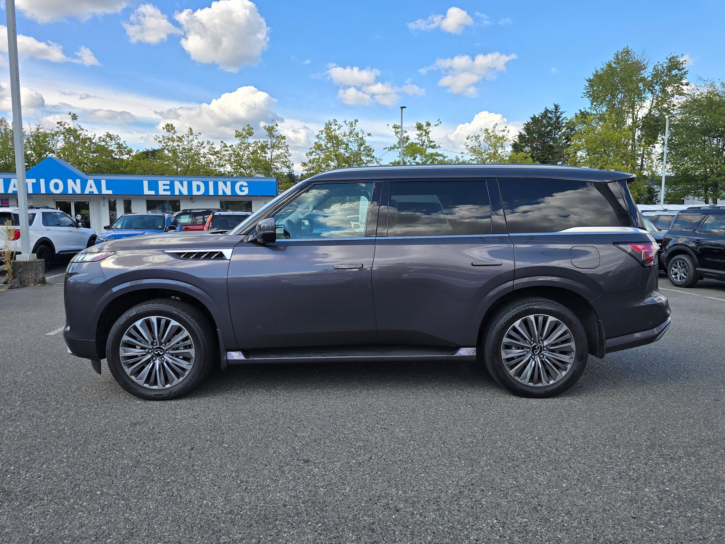 Used 2025 INFINITI QX80 Luxe AWD/4WD image 2