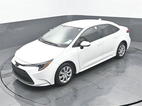 Used 2024 Toyota Corolla LE image 31
