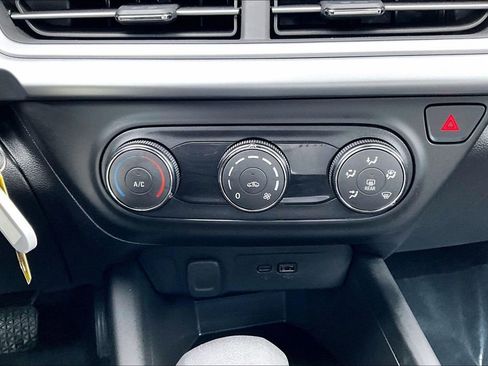 Used 2025 Chevrolet Trax LS image 31