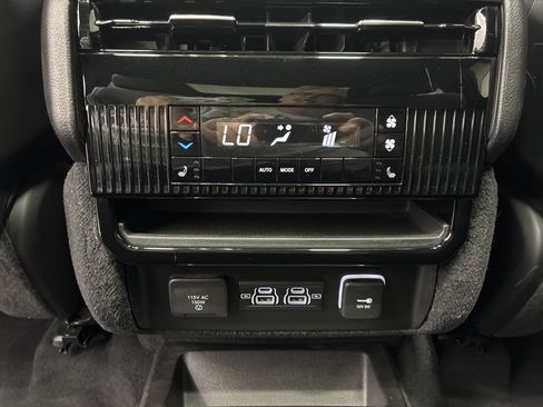 Certified 2023 Jeep Wagoneer Series II w/ Convenience Group I AWD/4WD image 15