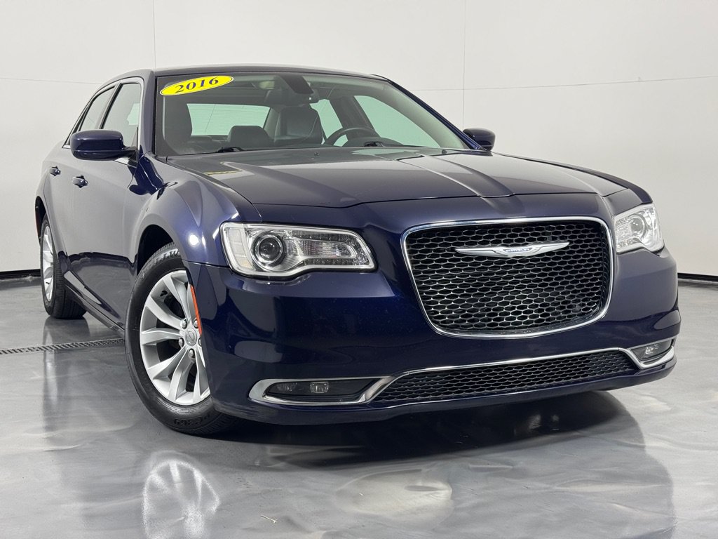 Used 2016 Chrysler 300 Limited RWD image 2