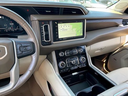 Used 2022 GMC Yukon Denali w/ Denali Premium Package AWD/4WD image 18