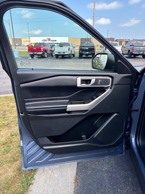 Used 2021 Ford Explorer XLT w/ Equipment Group 202A AWD/4WD image 17
