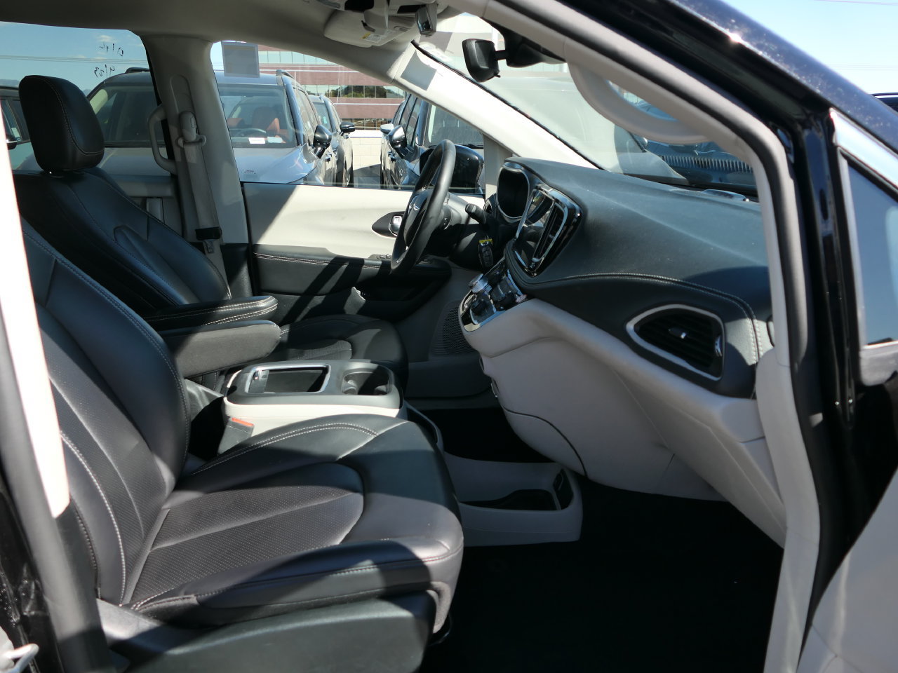Used 2024 Chrysler Pacifica Limited FWD image 28