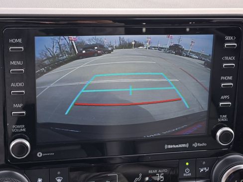 Used 2022 Toyota Highlander XLE image 26