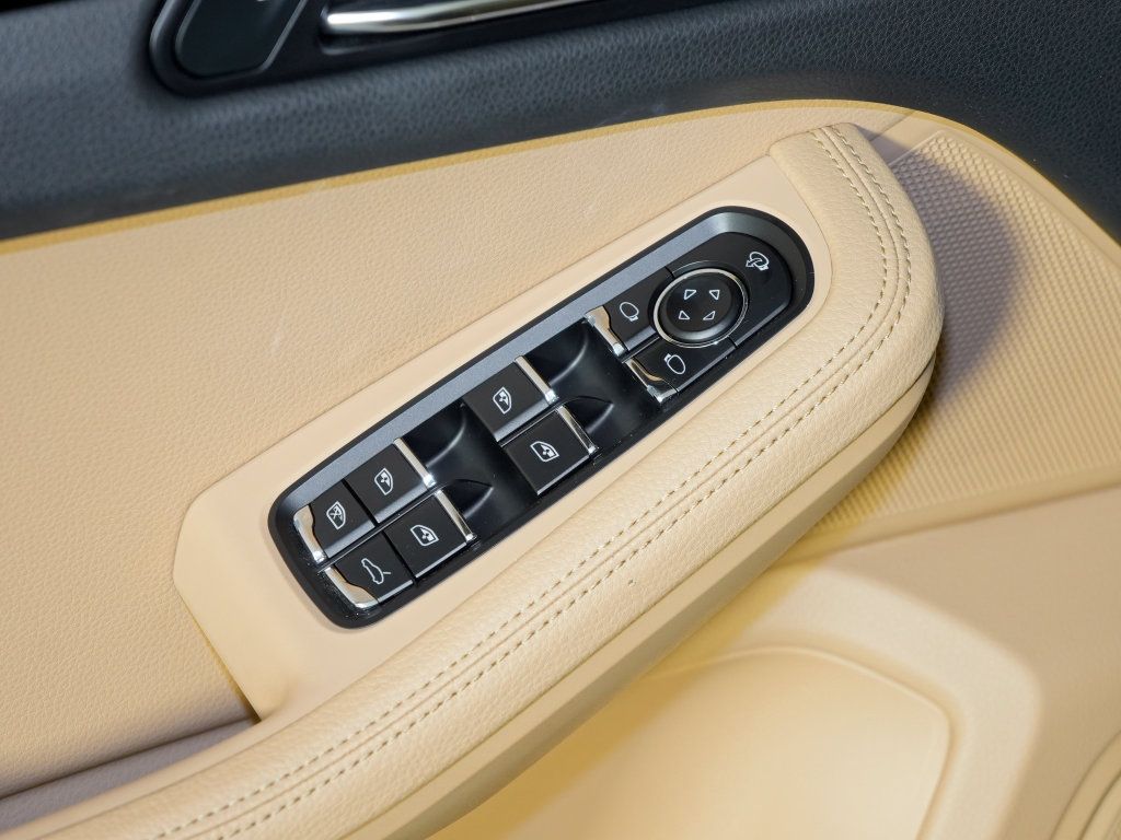 Certified 2023 Porsche Macan AWD/4WD image 18