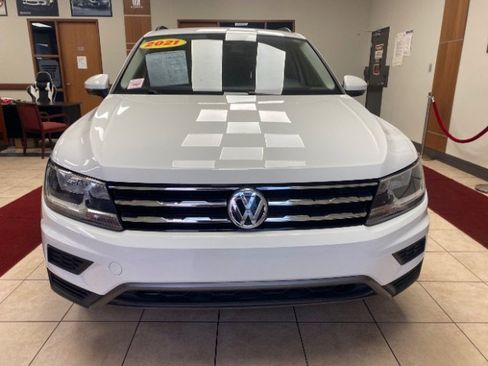 Used 2021 Volkswagen Tiguan SE w/ Panoramic Sunroof Package image 6