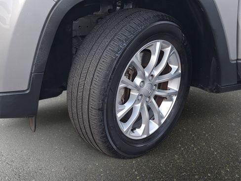 Used 2019 Jeep Cherokee Latitude w/ Popular Appearance Group AWD/4WD image 29