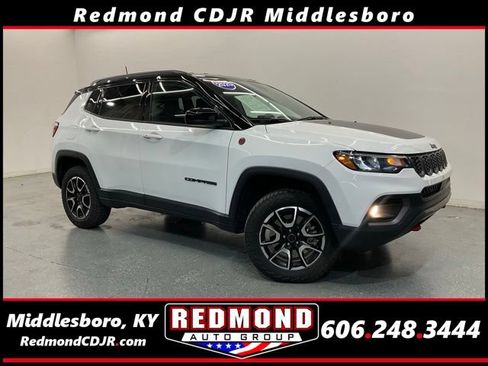 Used 2025 Jeep Compass Trailhawk AWD/4WD image 1