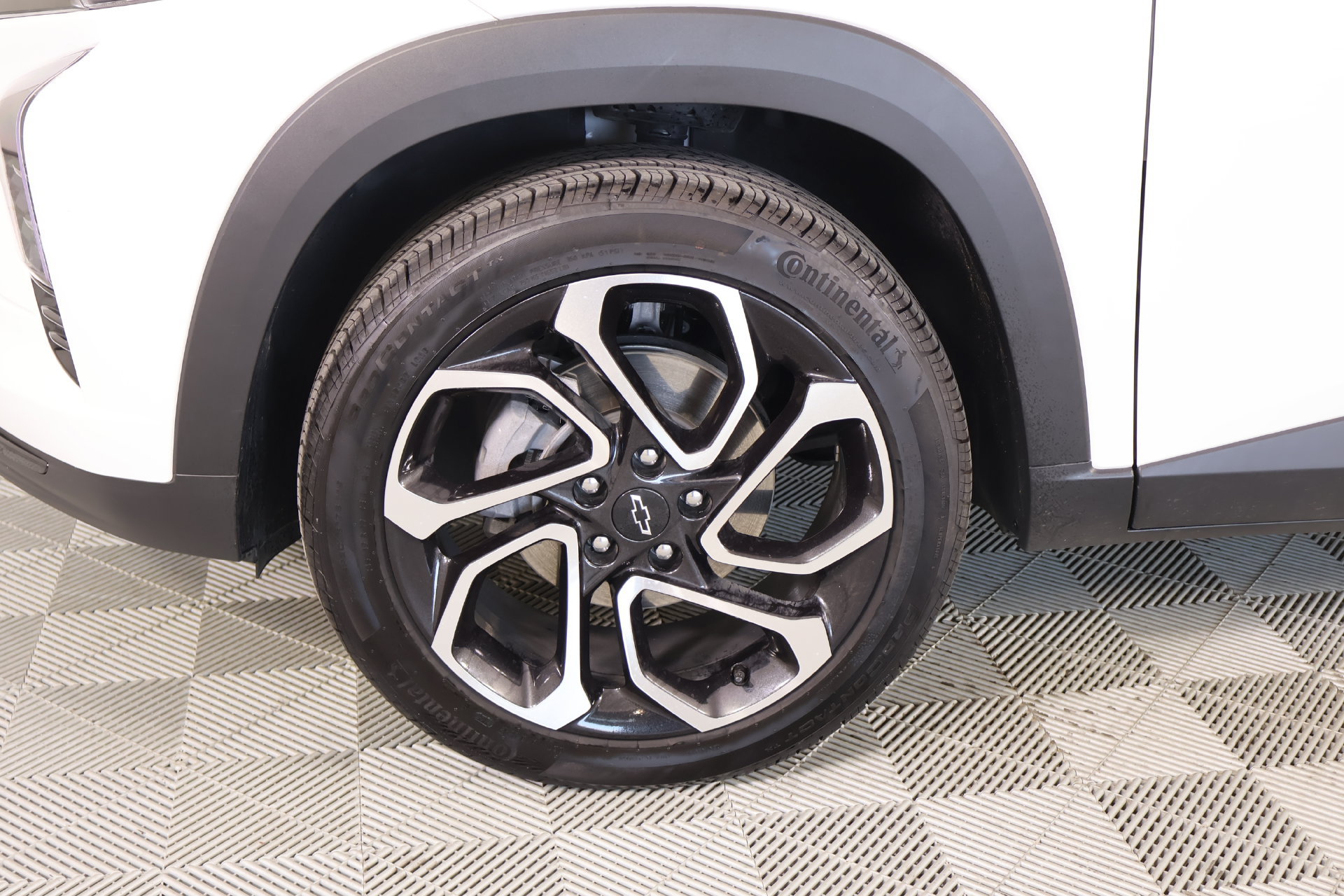 Used 2025 Chevrolet Trax RS w/ Driver Confidence Package FWD image 17