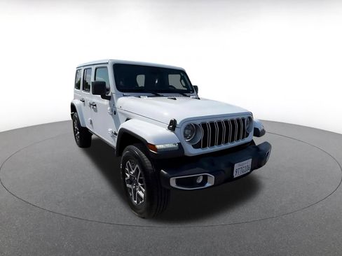 Used 2025 Jeep Wrangler Unlimited Sahara AWD/4WD image 3