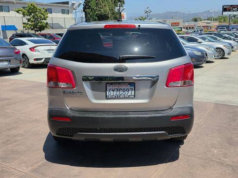 Used 2013 Kia Sorento LX w/ Third Row Pkg image 12