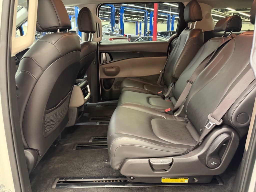 Used 2025 Kia Carnival FWD image 23