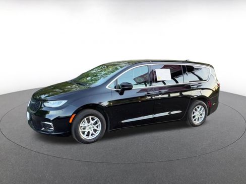Used 2025 Chrysler Pacifica Select image 8